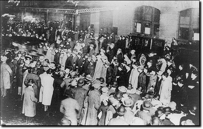 Duemila tra parenti ed amici attendono con ansia lo sbarco dei superstiti. Courtesy of Library of Congress LC-USA262-26635.