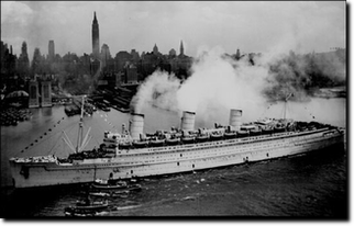 La Queen Mary in allestimento bellico entra nel porto di New York City il 17 luglio del 1944.