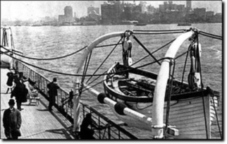 La Lusitania mentre lascia New York City per l'ultima volta il primo maggio del 1915