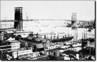 I Pier 17 e 18 nel 1882. Sullo sfondo il Ponte di Brooklyn ancora incompleto. Courtesy of Library of Congress HAER NY, 31-NEYO,145A-8