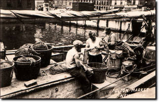 Il Fulton Market e is suoi pescatori in una cartolina del 1910 ca.