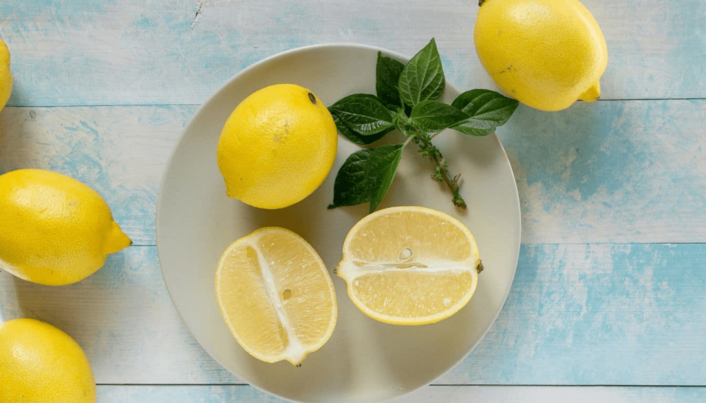 Discover the surprising uses of lemon: a hidden treasure beyond the kitchen!